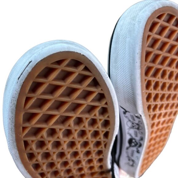 Vans Off The Wall Low Top Skull Sneakers - Picture 13 of 13